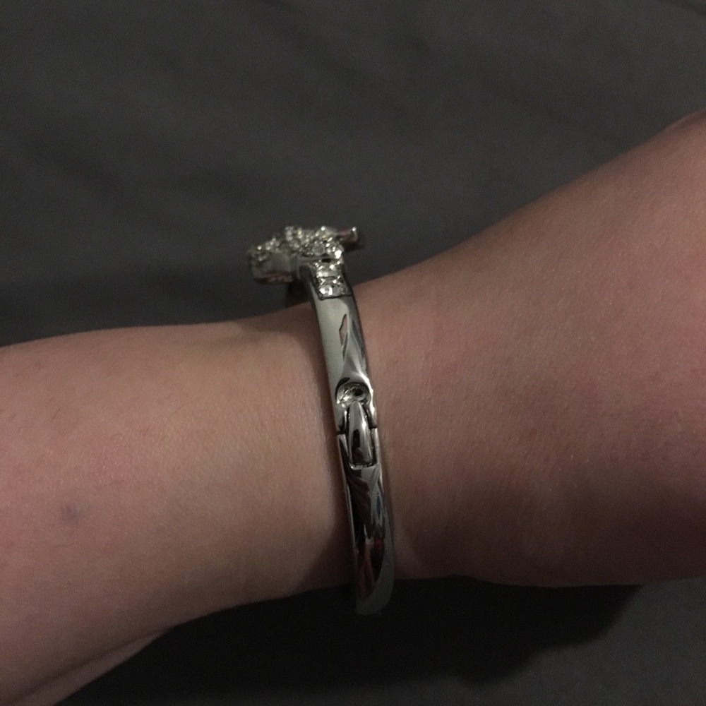Betsey Johnson silver skull with bow bracelet - Picture 2 of 6